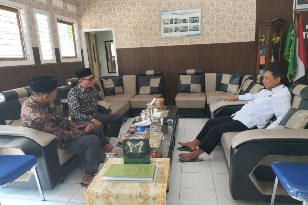 Kepala MTsN 6 Pasuruan Gelar Koordinasi Bersama Komite untuk Evaluasi dan Persiapan Tahun Pelajaran Baru
