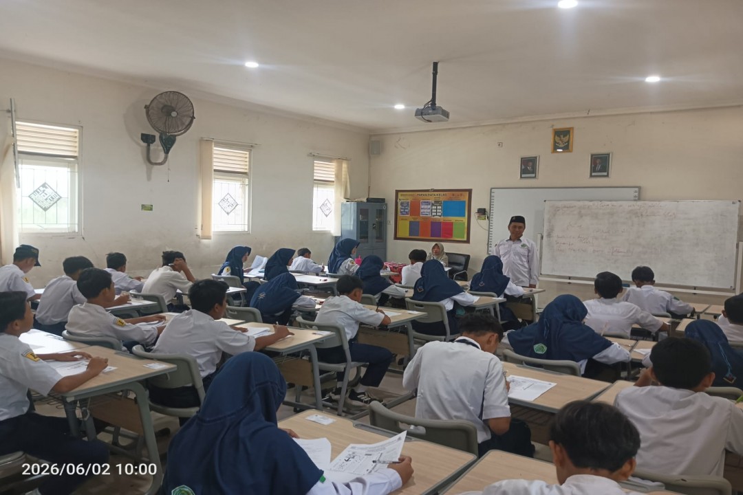 Kepala Madrasah Monitoring Pelaksanaan ASAT Hari Ke-5 di MTsN 6 Pasuruan