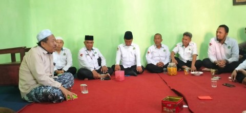 Silaturahmi Keluarga Besar MTsN 6 Pasuruan kepada Tokoh Agama K.H. Mujib