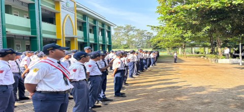 Upacara Bendera Senin Pagi, MTsN 6 Pasuruan Teguhkan Nilai Kedisiplinan Siswa