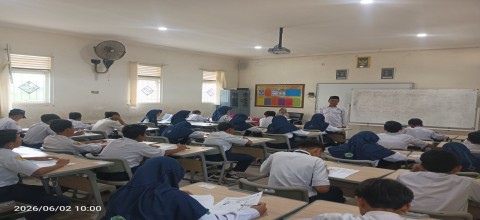 Kepala Madrasah Monitoring Pelaksanaan ASAT Hari Ke-5 di MTsN 6 Pasuruan