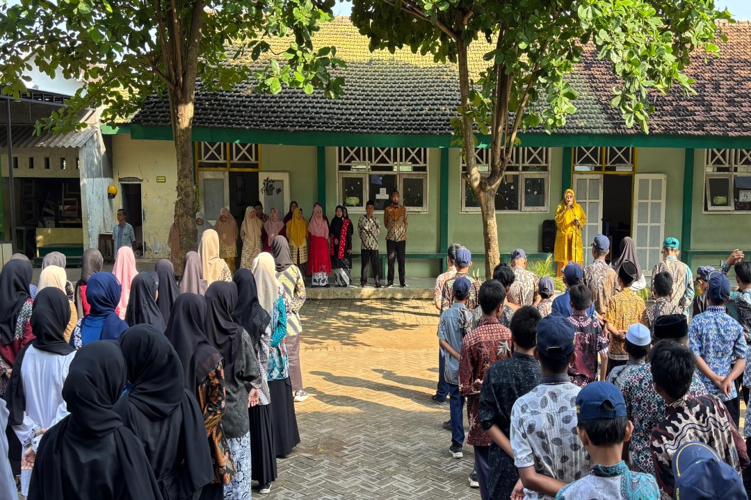 Peringatan Hari Kartini ke-147, MTsN 6 Pasuruan Gelar Apel Pagi dan Apresiasi Siswa Berprestasi