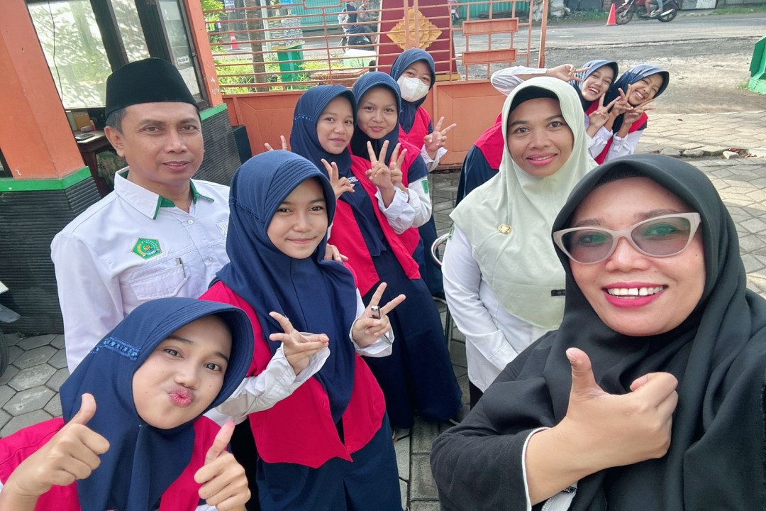 Tim Penegak Disiplin OSIM MTsN 6 Pasuruan: Menegakkan Budaya Tertib di Pintu Gerbang Madrasah