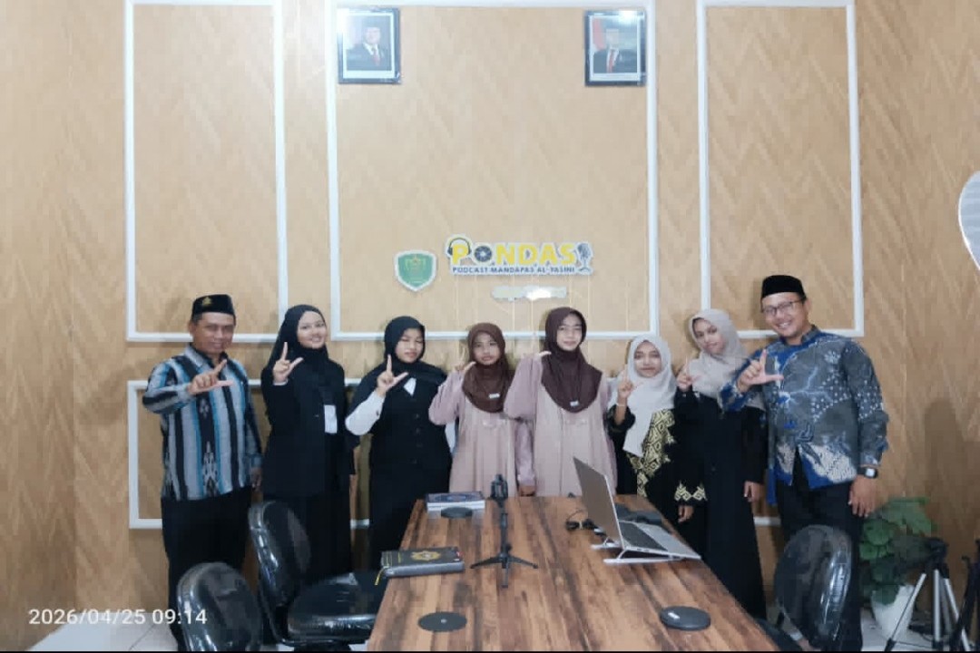 Tim Podcast MTsN 6 Pasuruan Gali Inspirasi Siswa Melalui Wawancara Mendalam