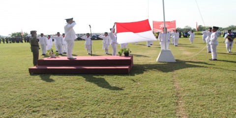 Upacara HUT Kemerdekaan Ke-78 Republik Indonesia :  Paskibra MTsN 6 Pasuruan Berikan Semangat Kemerdekaan Menyala di Setiap Langkah