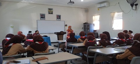 Membangun Remaja Sehat: Puskesmas Pohjentrek Gelar Sosialisasi Kesehatan Psikologis di MTsN 6 Pasuruan